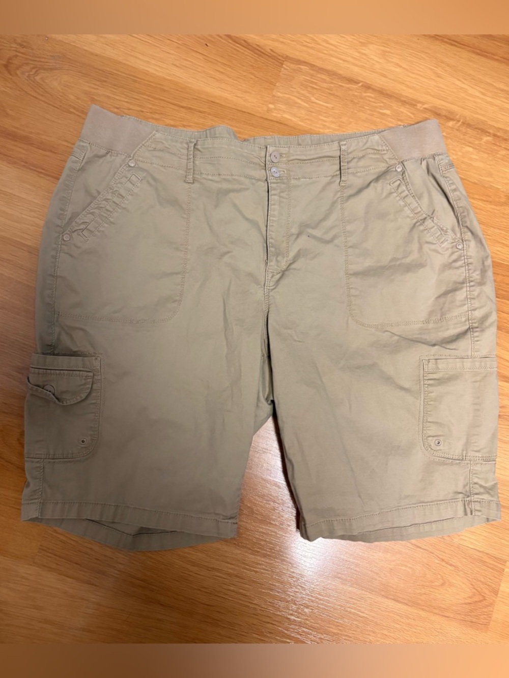 Gloria Vanderbilt women’s Cargo Shorts in Khaki stretchy size 18W
